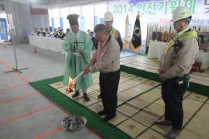  김종식 제2롯데월드 공사현장 주재임원이 무사고&middot;무재해를 기원하며 축문을 태우고 있다. ⓒ 롯데건설