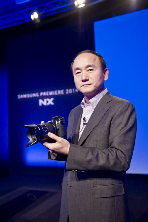 한명섭 삼성전자 부사장이 최고 사양의 렌즈 교환형 미러리스 카메라 NX1을 소개하는 모습. ⓒ 삼성전자