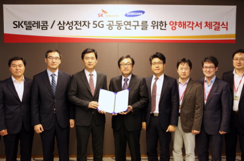20일 SK텔레콤의 최진성 ICT기술원장(왼쪽 네 번째)과 전경훈 삼성전자 DMC연구소 차세대 통신연구팀장(왼쪽 세 번째)은 양사 간 5G 연구 및 기술개발 MOU를 체결하고 있다. ⓒ SK텔레콤