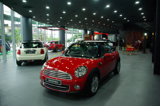  BMW 코리아는 현재 전국적으로 8개의 자사 공식 딜러 하에 수입차 브랜드 중 가장 많은 전시장 및 서비스센터를 보유하고 있다. ⓒ BMW 코리아